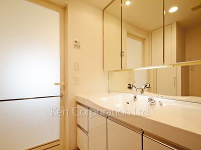 Powder Room ※Photo of the same layout on 10 floor. Decoration and fixture may differ.