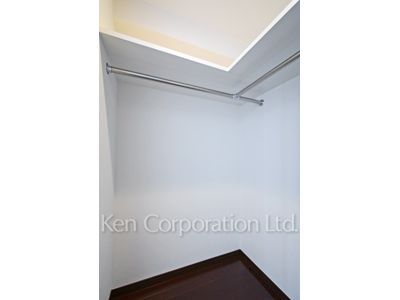 Walk-In Closet ※Photo of the same layout on 10 floor. Decoration and fixture may differ.