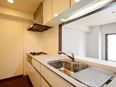 Kitchen ※Photo of the same layout on 10 floor. Decoration and fixture may differ.
