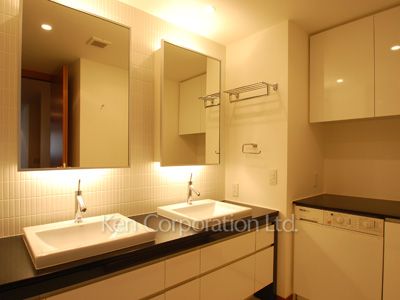Powder Room ※Photo of the same layout on 3 floor. Decoration and fixture may differ.