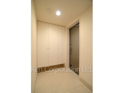 Entrance ※Photo of the same layout on 10 floor. Decoration and fixture may differ.