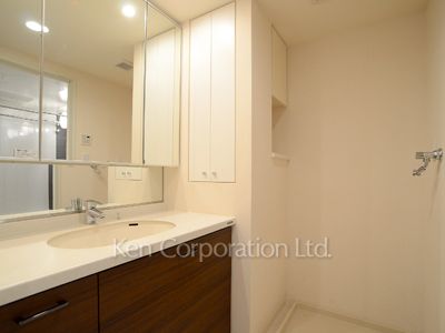 Powder Room ※Photo of the same layout on 10 floor. Decoration and fixture may differ.