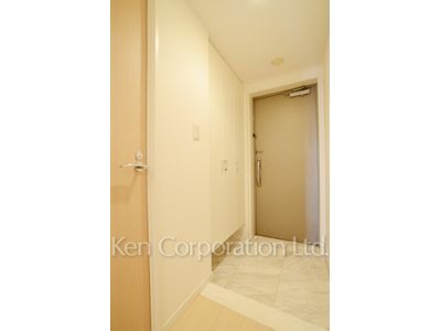 Entrance ※Photo of the same layout on 13 floor. Decoration and fixture may differ.