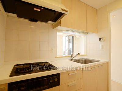 Kitchen ※Photo of the same layout on 13 floor. Decoration and fixture may differ.