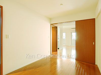 Bedroom ※Photo of the same layout on 4 floor. Decoration and fixture may differ.