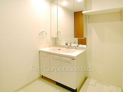 Powder Room ※Photo of the same layout on 4 floor. Decoration and fixture may differ.