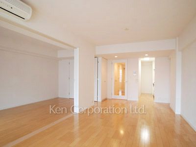 Living-Dining ※Photo of the same layout on 8 floor. Decoration and fixture may differ.