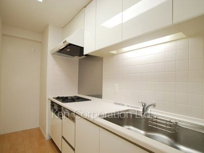 Kitchen ※Photo of the same layout on 8 floor. Decoration and fixture may differ.