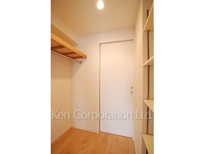 Walk-In Closet ※Photo of the same layout on 8 floor. Decoration and fixture may differ.