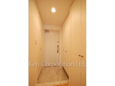 Entrance ※Photo of the same layout on 8 floor. Decoration and fixture may differ.