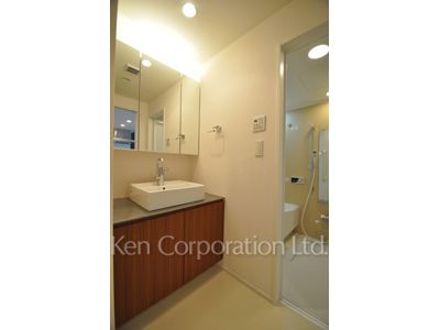 Powder Room ※Photo of the same layout on 4 floor. Decoration and fixture may differ.