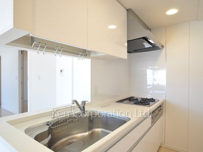 Kitchen ※Photo of the same layout on 11 floor. Decoration and fixture may differ.