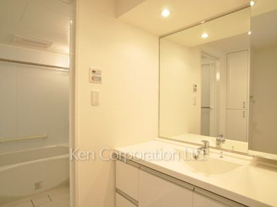 Powder Room ※Photo of the same layout on 11 floor. Decoration and fixture may differ.