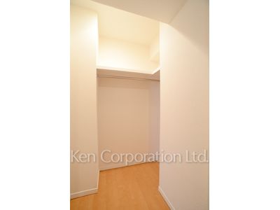 Walk-In Closet ※Photo of the same layout on 7 floor. Decoration and fixture may differ.