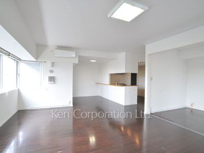 Living-Dining ※Photo of the same layout on 5 floor. Decoration and fixture may differ.