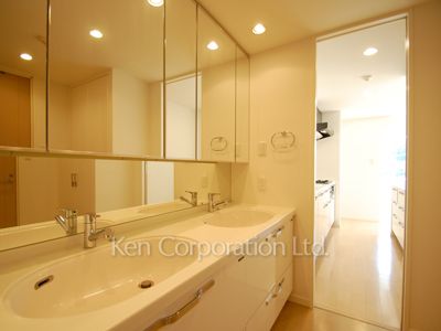 Powder Room ※Photo of the same layout on 3 floor. Decoration and fixture may differ.