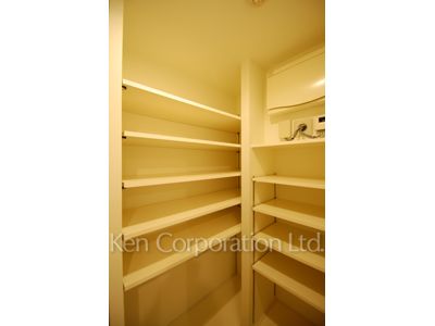Shoes-In Closet ※Photo of the same layout on 3 floor. Decoration and fixture may differ.
