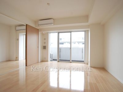 Living-Dining ※Photo of the same layout on 4 floor. Decoration and fixture may differ.