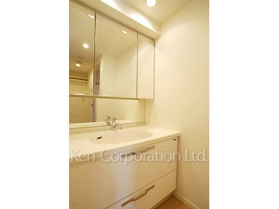 Powder Room ※Photo of the same layout on 4 floor. Decoration and fixture may differ.