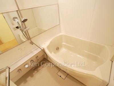 Bath ※Photo of the same layout on 4 floor. Decoration and fixture may differ.