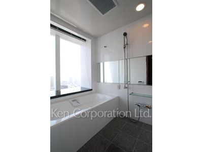 Bath ※Photo of the same layout on 38 floor. Decoration and fixture may differ.