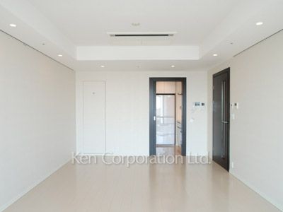 Living-Dining ※Photo of the same layout on 36 floor. Decoration and fixture may differ.