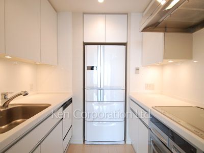Kitchen ※Photo of the same layout on 36 floor. Decoration and fixture may differ.
