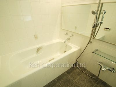 Bath ※Photo of the same layout on 36 floor. Decoration and fixture may differ.