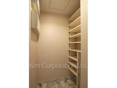 Shoes-In Closet ※Photo of the same layout on 36 floor. Decoration and fixture may differ.