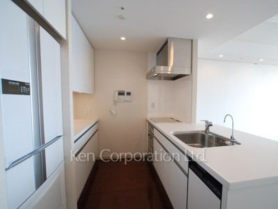 Kitchen ※Photo of the same layout on 35 floor. Decoration and fixture may differ.