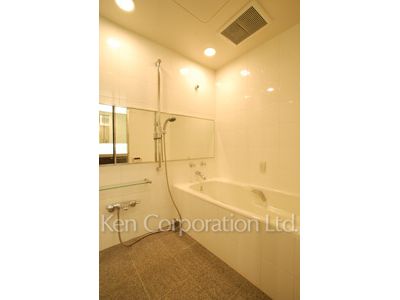 Bath ※Photo of the same layout on 35 floor. Decoration and fixture may differ.