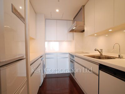 Kitchen ※Photo of the same layout on 37 floor. Decoration and fixture may differ.