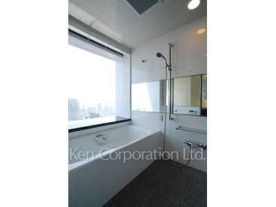 Bath ※Photo of the same layout on 37 floor. Decoration and fixture may differ.