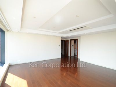 Living-Dining ※Photo of the same layout on 37 floor. Decoration and fixture may differ.