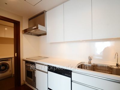 Kitchen ※Photo of the same layout on 37 floor. Decoration and fixture may differ.