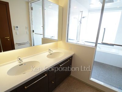 Powder Room ※Photo of the same layout on 37 floor. Decoration and fixture may differ.