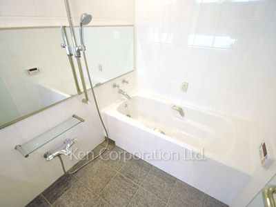 Bath ※Photo of the same layout on 34 floor. Decoration and fixture may differ.