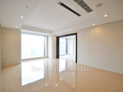 Living-Dining ※Photo of the same layout on 34 floor. Decoration and fixture may differ.