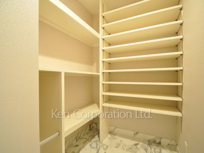 Shoes-In Closet ※Photo of the same layout on 34 floor. Decoration and fixture may differ.