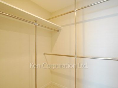 Walk-In Closet ※Photo of the same layout on 34 floor. Decoration and fixture may differ.