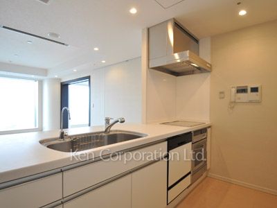 Kitchen ※Photo of the same layout on 34 floor. Decoration and fixture may differ.