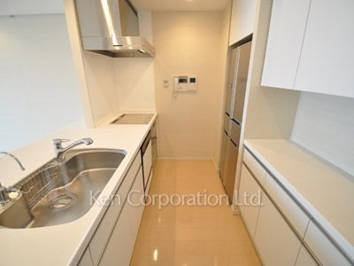 Kitchen ※Photo of the same layout on 34 floor. Decoration and fixture may differ.