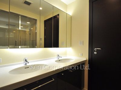 Powder Room ※Photo of the same layout on 34 floor. Decoration and fixture may differ.