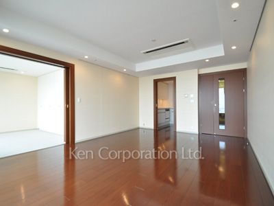 Living-Dining ※Photo of the same layout on 35 floor. Decoration and fixture may differ.