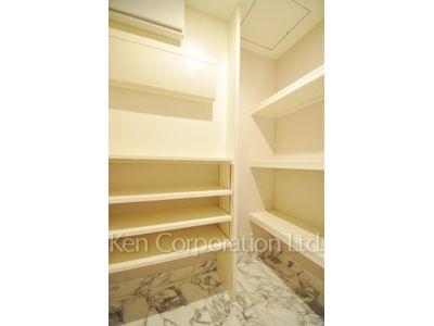 Shoes-In Closet ※Photo of the same layout on 40 floor. Decoration and fixture may differ.