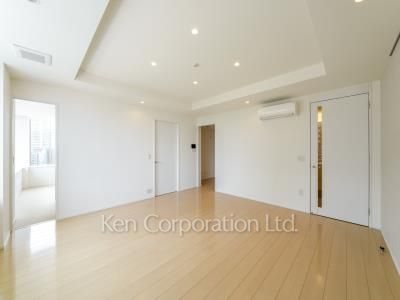 Living-Dining ※Photo of the same layout on 8 floor. Decoration and fixture may differ.