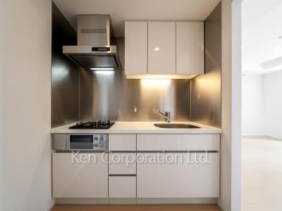 Kitchen ※Photo of the same layout on 8 floor. Decoration and fixture may differ.