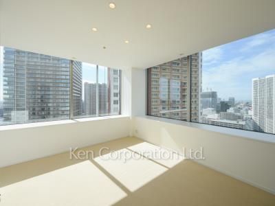 Master Bedroom ※Photo of the same layout on 30 floor. Decoration and fixture may differ.