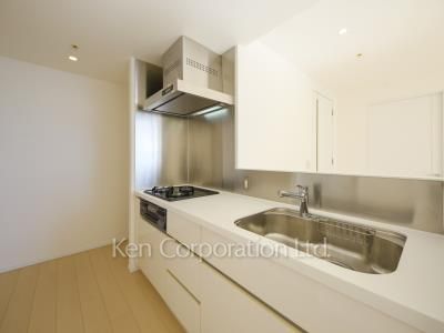 Kitchen ※Photo of the same layout on 30 floor. Decoration and fixture may differ.