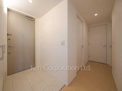 Entrance ※Photo of the same layout on 12 floor. Decoration and fixture may differ.